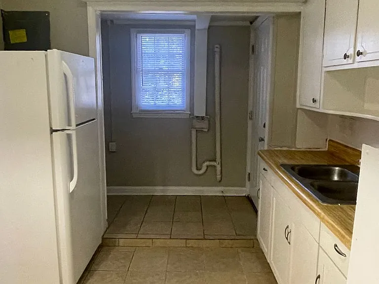 1131 Amelia Ave — Photo 4