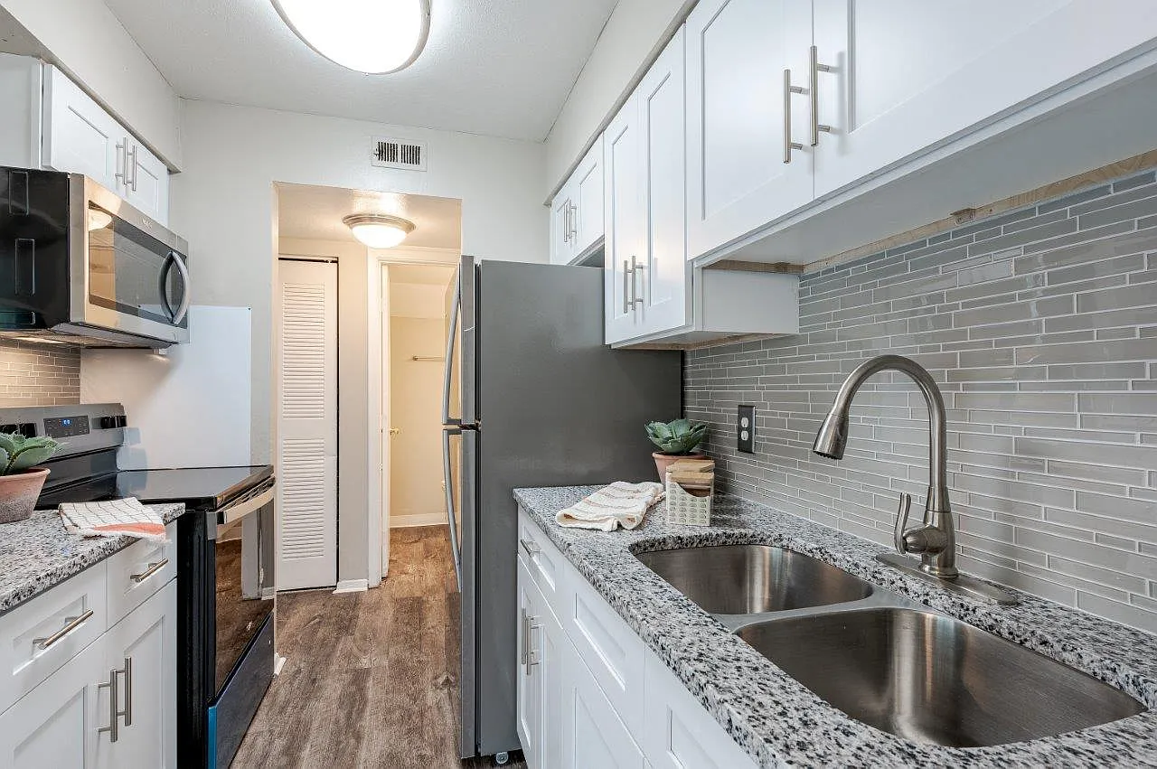 Lakeshore Reserve Off 86th Apartments and Townhomes — Photo 2