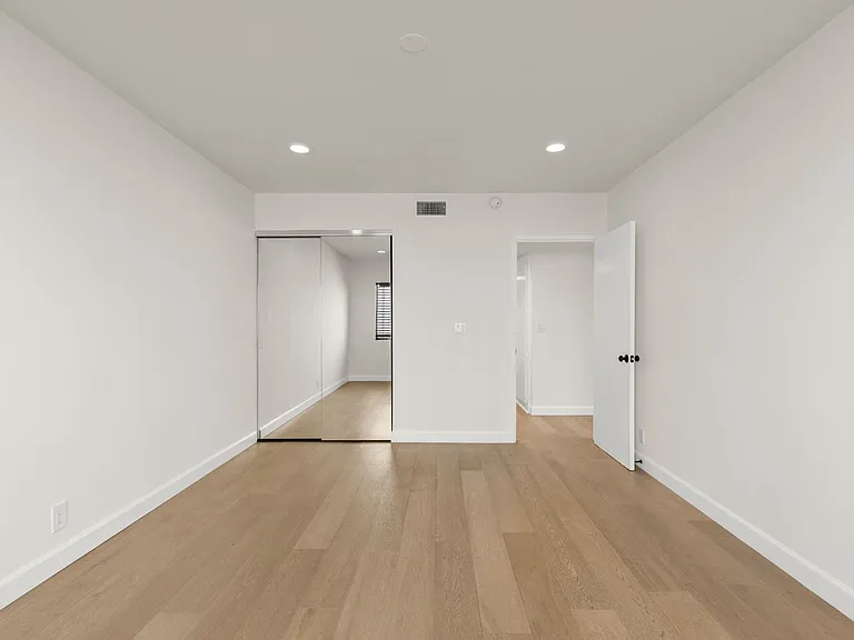 (El/Eu/Yo:B) 148 S. Oakhurst Drive — Photo 16