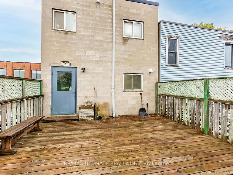 996 Queen St E #5 — Photo 3