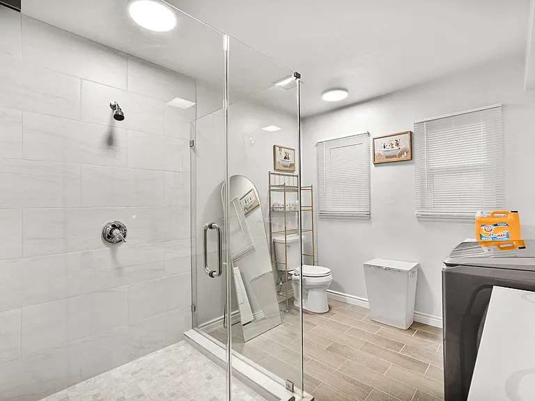 All-inclusive bliss: a full bathroom that makes every moment feel indulgent.