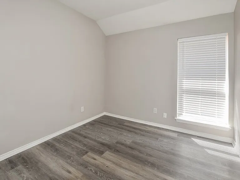717 Rockett Ln — Photo 12