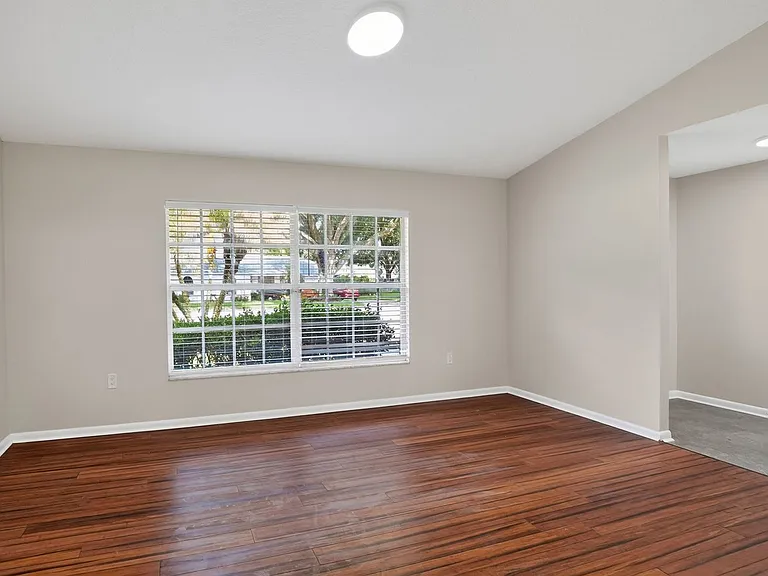1201 Burlington Ct — Photo 14
