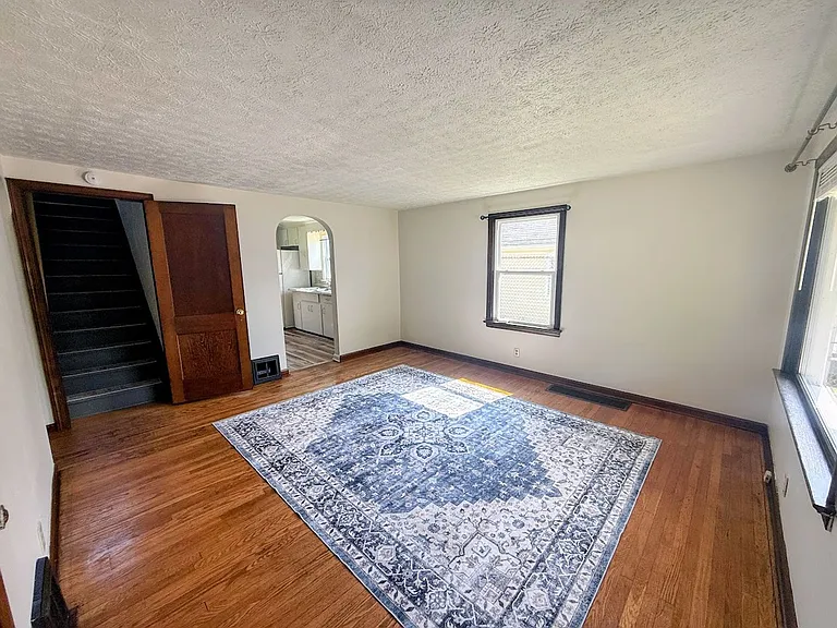 601 Melrose Pl NE — Photo 2