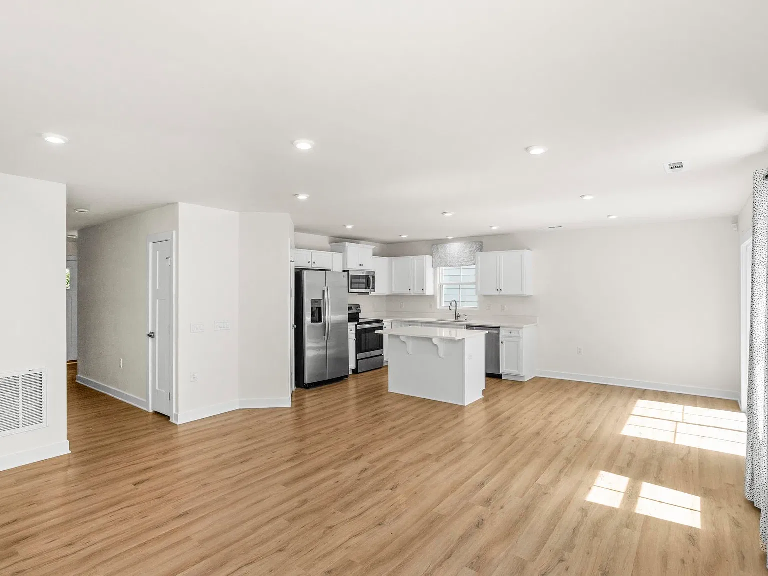 3 bed, 1365 sqft, $2,000 — Photo 4
