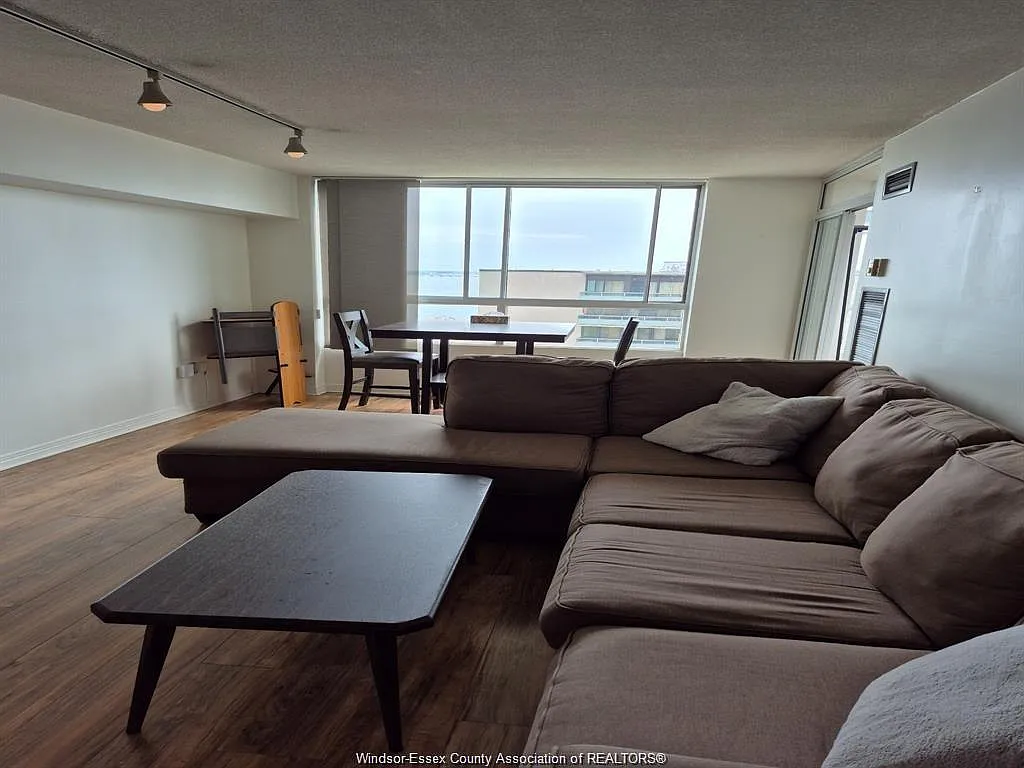2 bed, 1.5 bath, 890 sqft, $2,500 — Photo 2