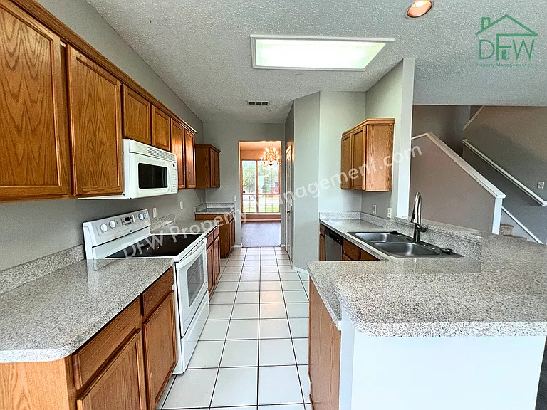 2805 Crater Lake Ln — Photo 5