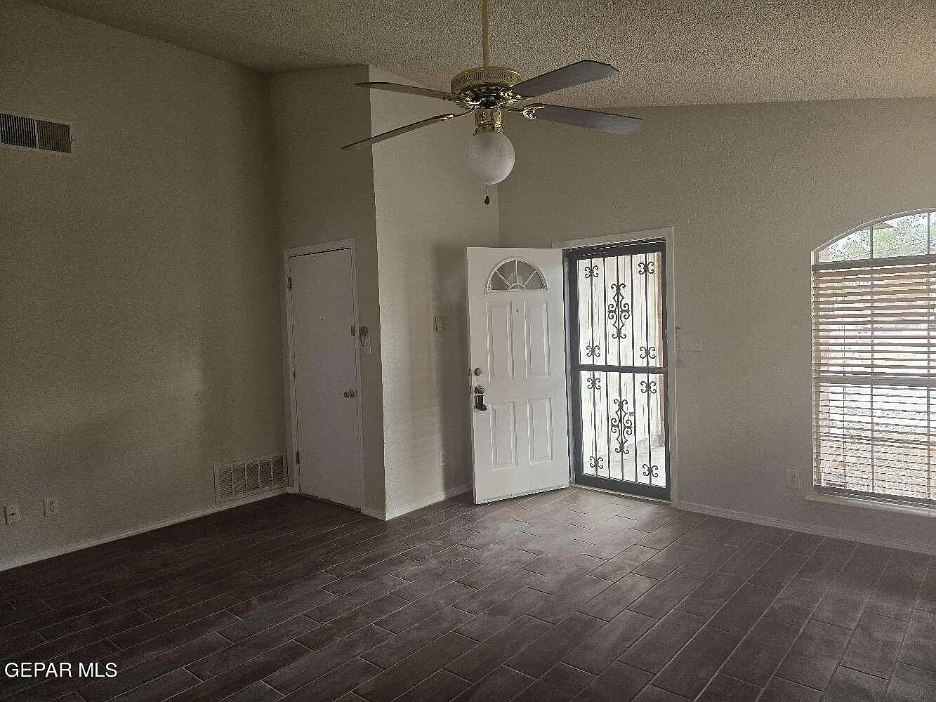 3 bed, 1.5 bath, 1204 sqft, $1,595 — Photo 4