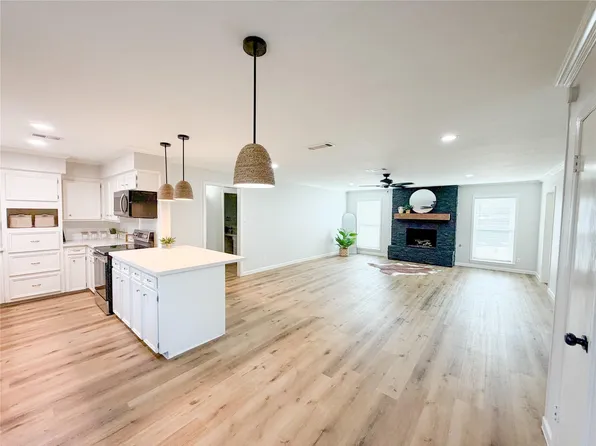 56 Greentree Ln, Conroe, TX 77304