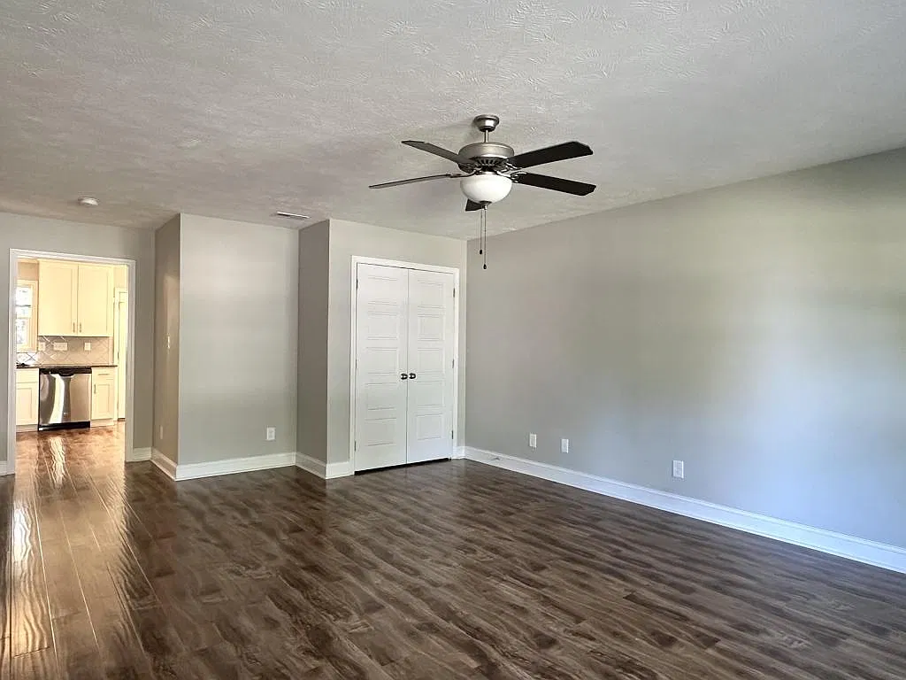 461 McBain Dr — Photo 4