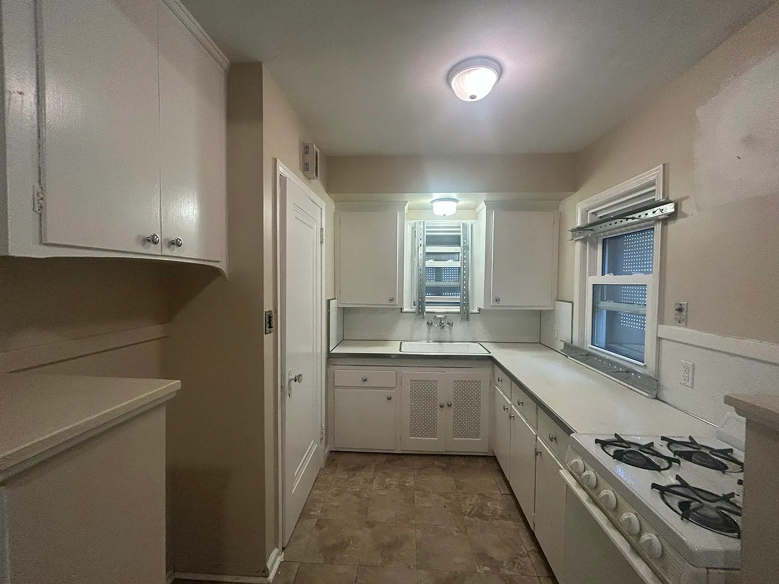5290 University Place — Photo 2