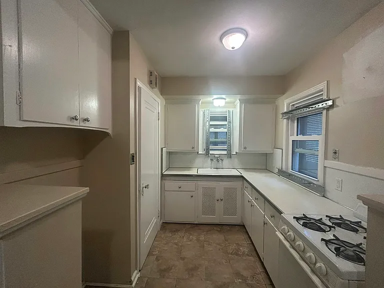 5290 University Pl — Photo 2