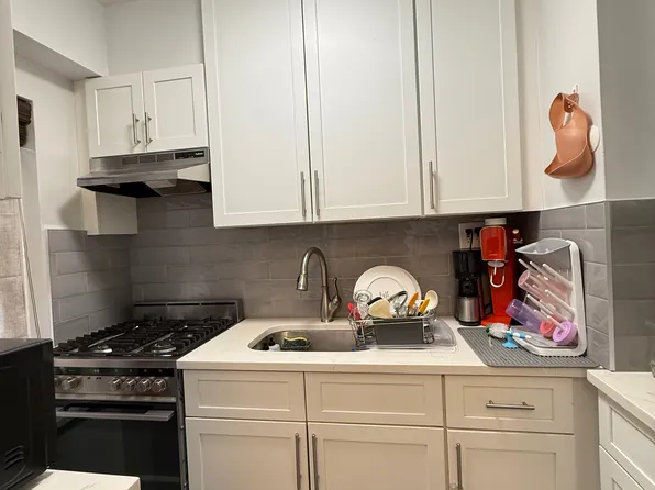 67-40 Yellowstone Boulevard image 4 of 12