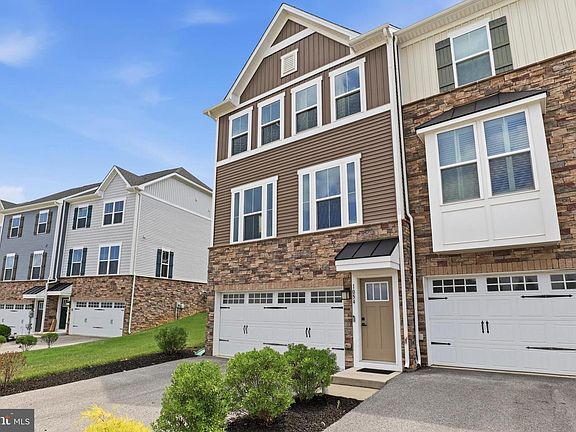 3rd image of 1054 Rosecroft Ln #24