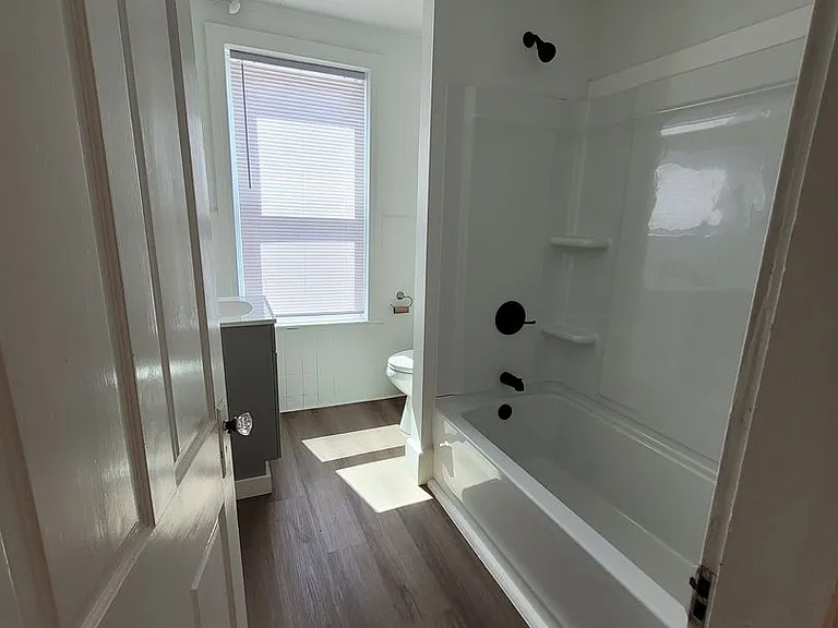 565 W Market St — Photo 11