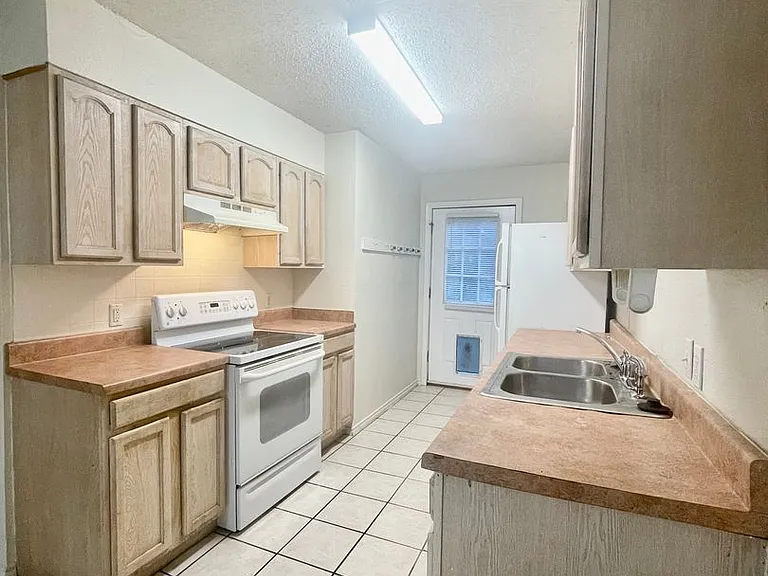 1629 Gordon St — Photo 2