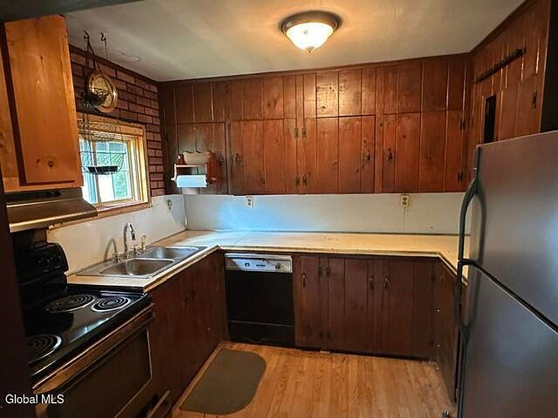 4th image of 440 Potter Hill Road