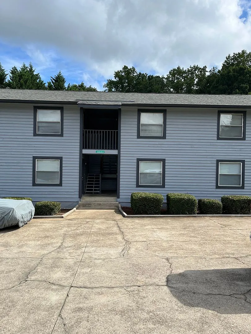 Carlton Commons Apartments — Photo 1