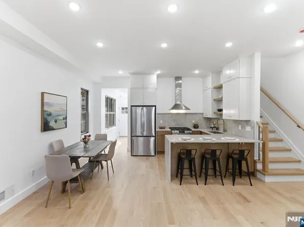 113 Oak St, Jersey City, NJ 07304