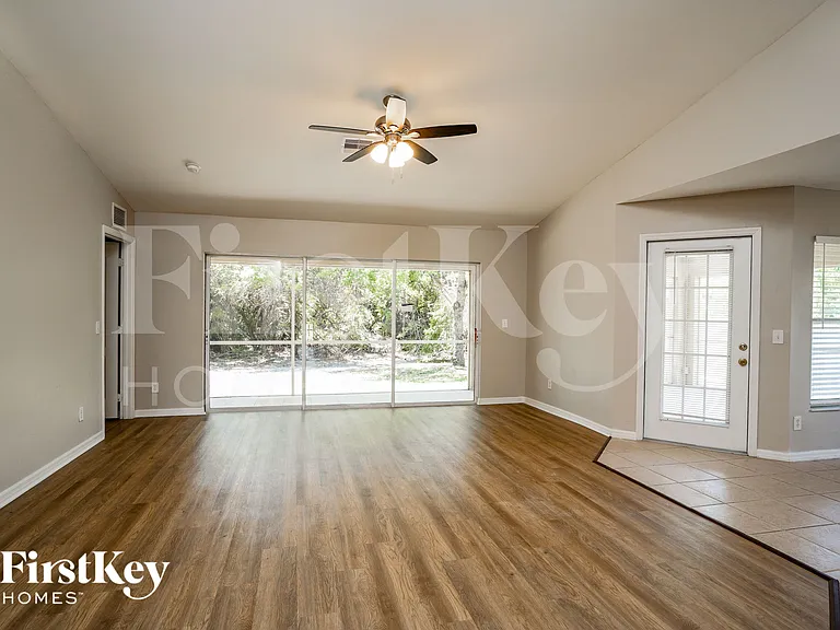 1002 NE 33rd Ln — Photo 3