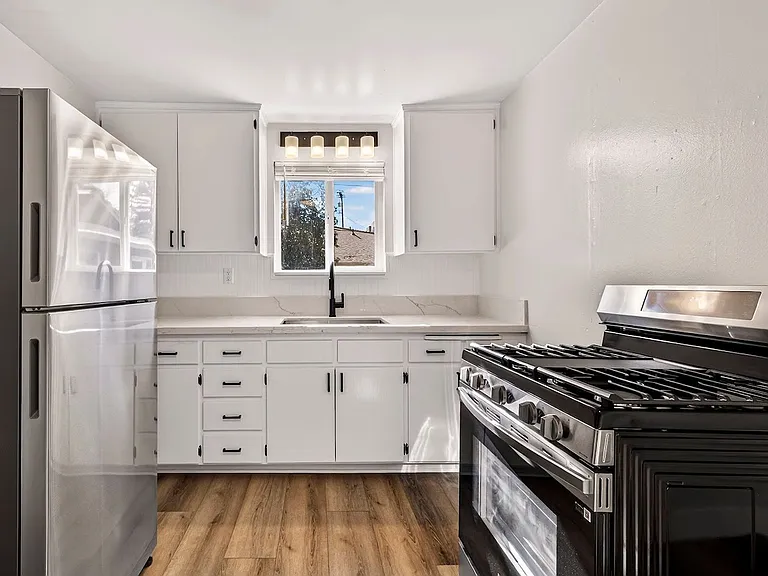 1128 W 5th St — Photo 5