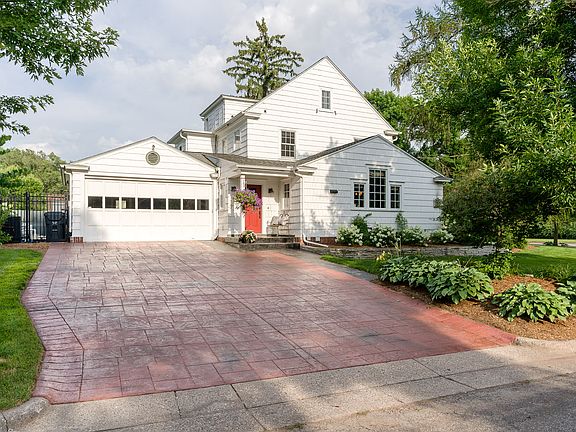Garage/side entrance