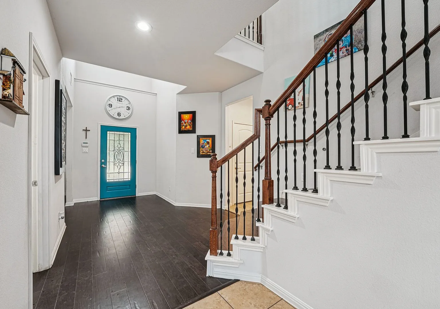 Massive 4 Bedroom, 2.5 Bathroom home in Blanco Vista - astro turfed front yard — Photo 3