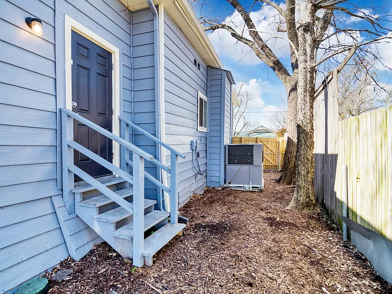 1433 S Travis St #A — Photo 43