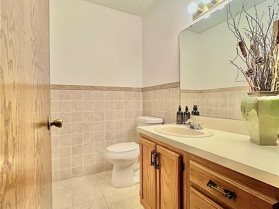 3rd image of 620 Topaz Ln
