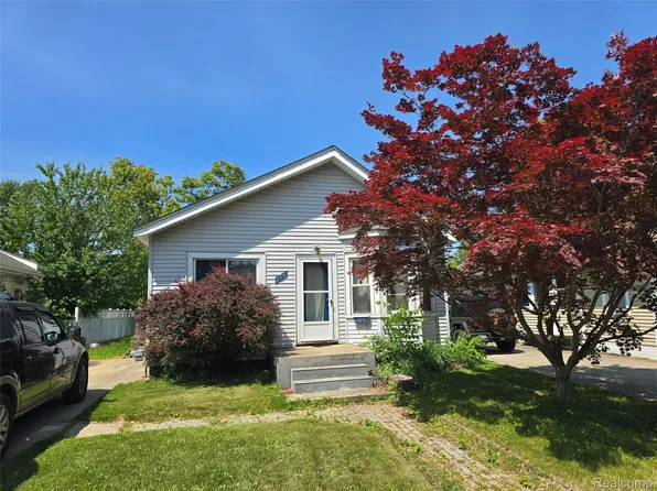 104 Charlevoix St, Clawson, MI 48017