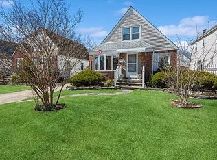 8218 265th St, Glen Oaks, NY 11004