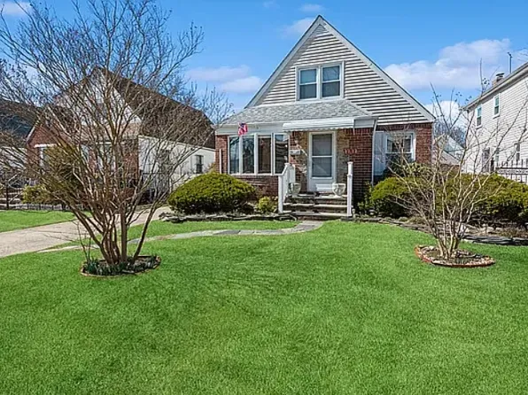 8218 265th St, Glen Oaks, NY 11004