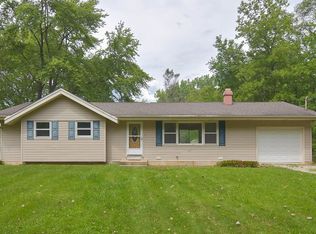 320 Sydenham St, Spring Grove, IL 60081