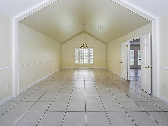 3rd image of 332 Bunker Hill Dr
