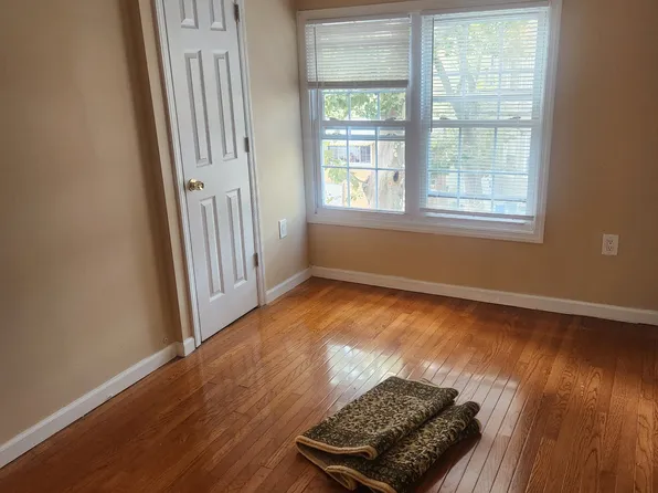 352 Woodlawn Avenue image 8 of 13