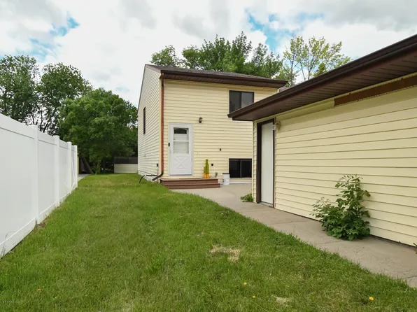 2325 17th St S, Fargo, ND 58103