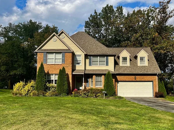 2079 Castlegreen Dr, Greencastle, PA 17225