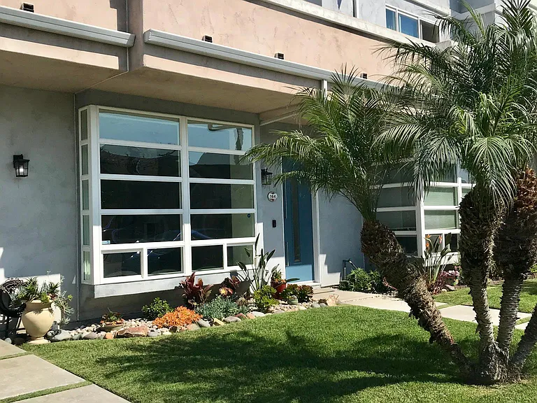 Nicely kept lawn that tenant doesn't mow. Rent includes lawn mowing service that comes several times a month
