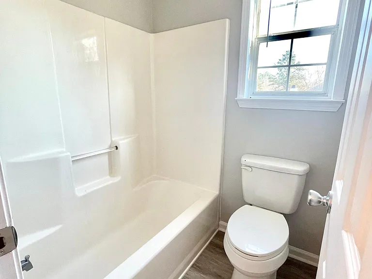 304 Greenview Ct — Photo 18
