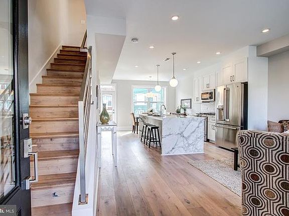3rd image of 211 Ascot Pl NE