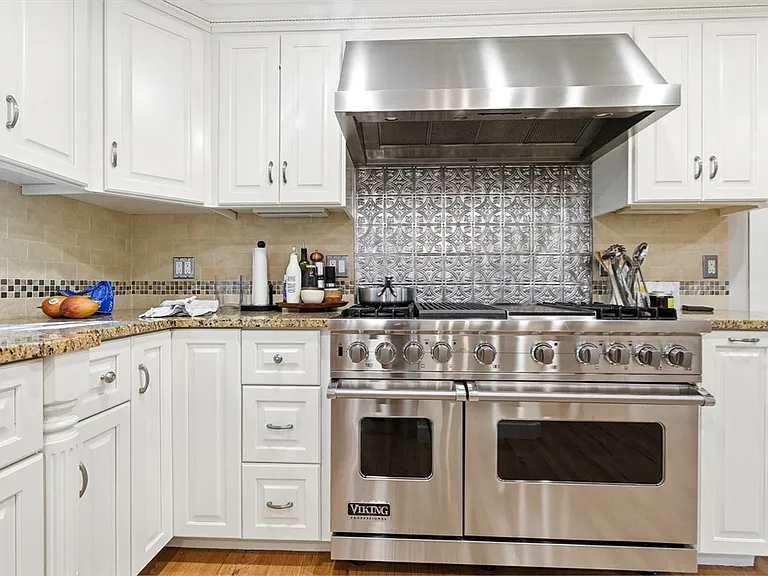 17 Hawthorne Ln — Photo 4