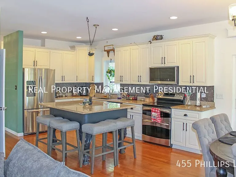 455 Phillips Ln — Photo 2