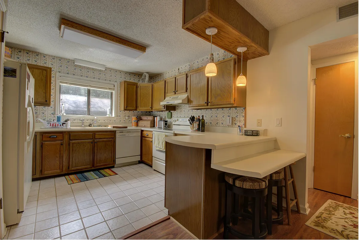 Building Photo - 49 Lake Dr #1-M5