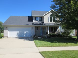 910 Barrington Dr, Cedar Falls, IA 50613