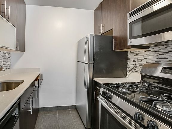 4th image of 300 Mercer St APT 16G