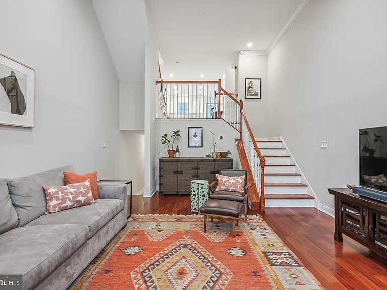 1802 Christian St — Photo 4