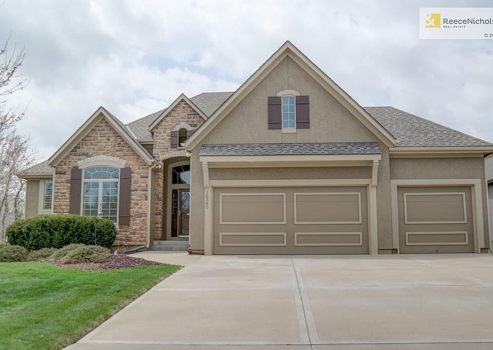 Stone & Stucco Front w/3 car garage