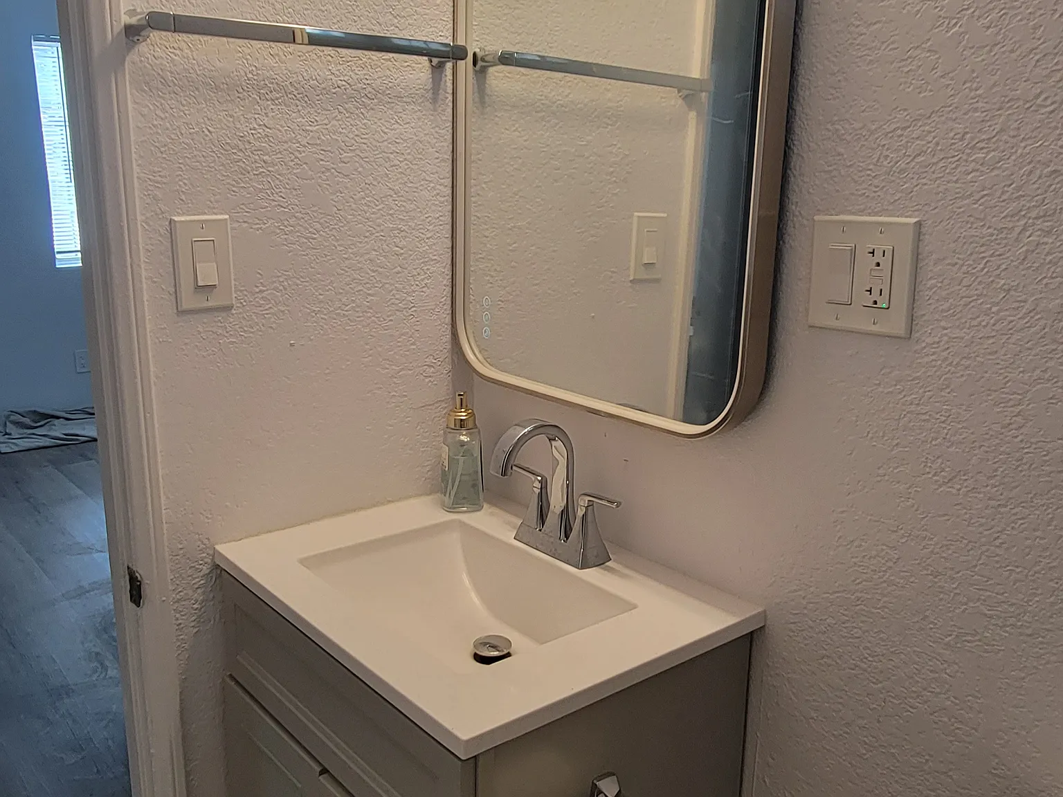 2 bed, 700 sqft, $2,700 — Photo 3