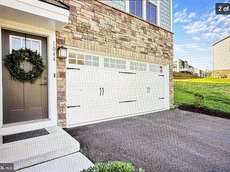 1044 Rosecroft Ln — Photo 32