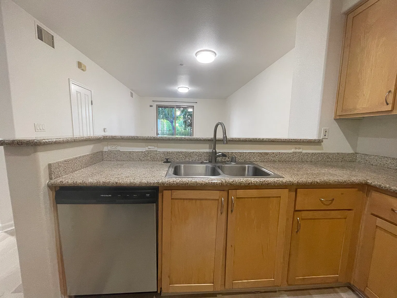 2 bed, 1230 sqft, $4,600 — Photo 2